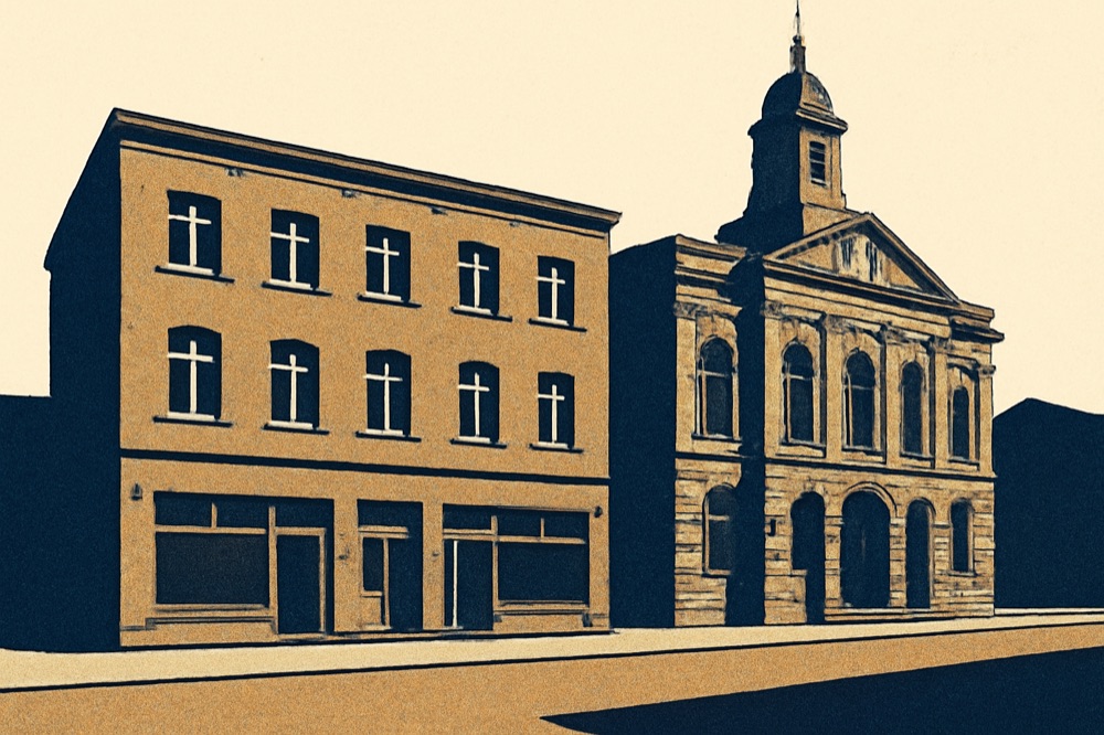 Indigo‑ und ockerfarbene Illustration eines Altbaus neben einem Rathaus