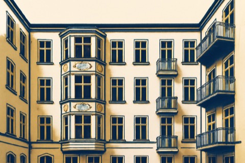 Innenhoffassade eines Berliner Mietshauses mit Balkonen