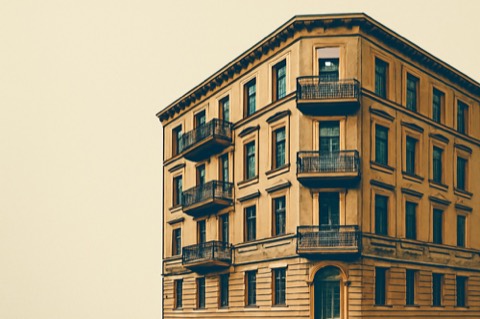 Berliner Eckhaus‑Fassade, zweifarbige Illustration