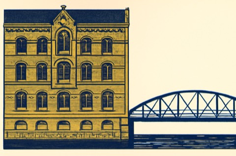 Backsteinhaus an einem Hamburger Kanal mit Fußbrücke