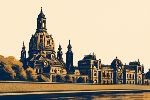 Dresden — die Kuppel der Frauenkirche über der Elbe